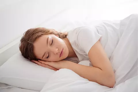 Afbeelding van een jonge vrouw die aan het slapen is